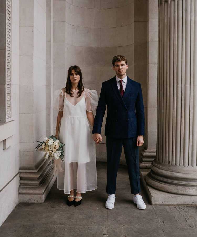 Noivo de terno e noiva com vestido vintage para mini wedding