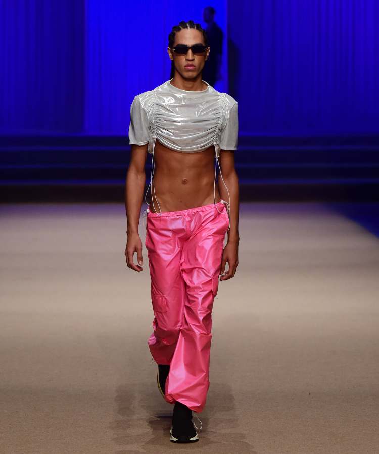 Modelo com cropped prata + calça pink em desfile no DFB Festival 2023