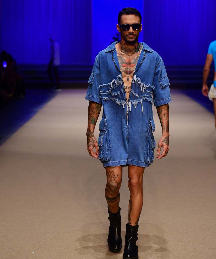 Modelo com macaquinho jeans no desfile de Vitor Cunha no DFB Festival 2023