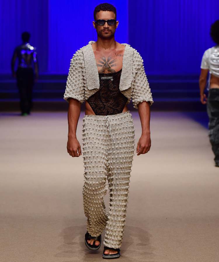 Modelo com body + jaqueta cropped de macramê e calça macramê no desfile de Vitor Cunha no DFB Festival 2023