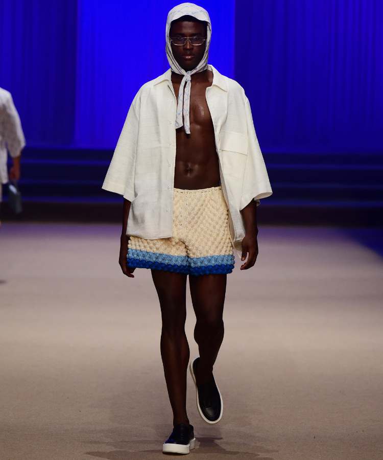 Modelo com camisa de linho + shorts macramê desfile de Vitor Cunha no DFB Festival 2023