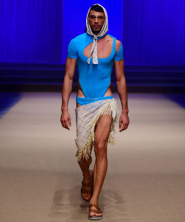 Modelo com body + canga no desfile de Vitor Cunha no DFB Festival 2023