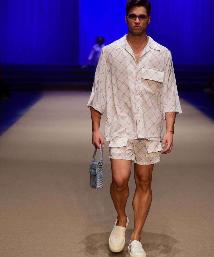 Modelo com conjunto pijama no desfile de Vitor Cunha no DFB Festival 2023