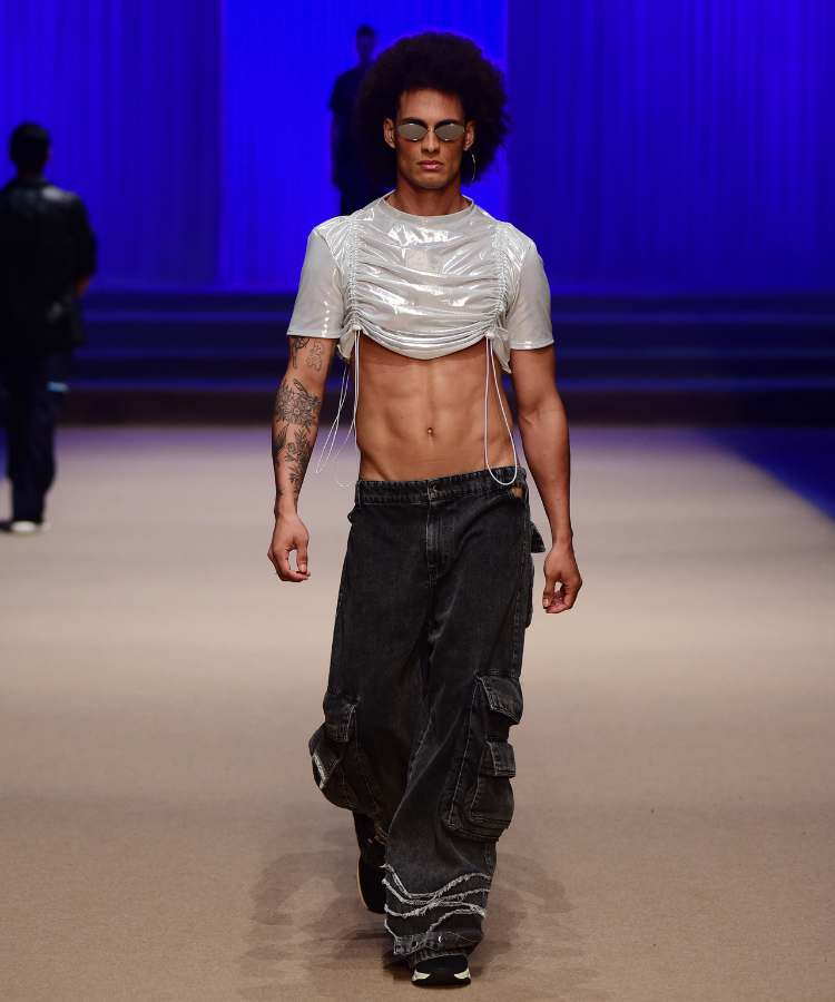 Modelo com cropped prata + calça jeans no desfile de Vitor Cunha no DFB Festival 2023