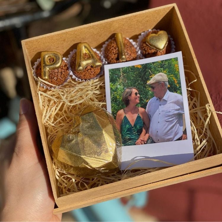 caixa de madeira com bombom de coração dourado, brigadeiros e foto de pai e filha