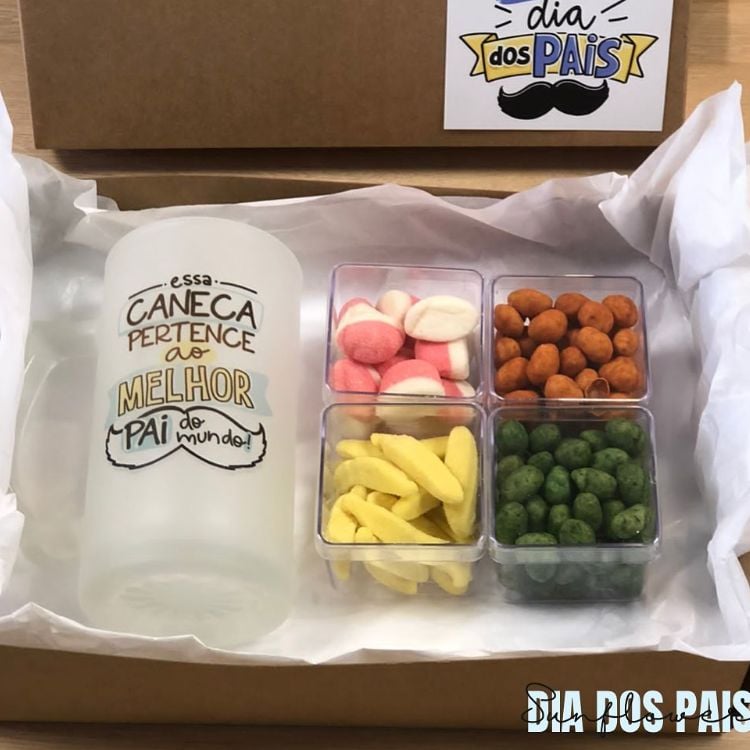 caixa com jujubas, amendoim e caneca de Dia dos Pais