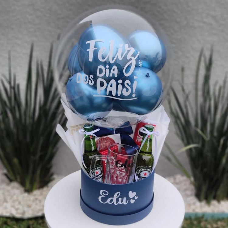 caixa azul com petiscos e balão de feliz Dia dos Pais