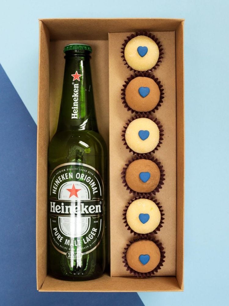 caixa com cerveja Heineken e docinhos coloridos