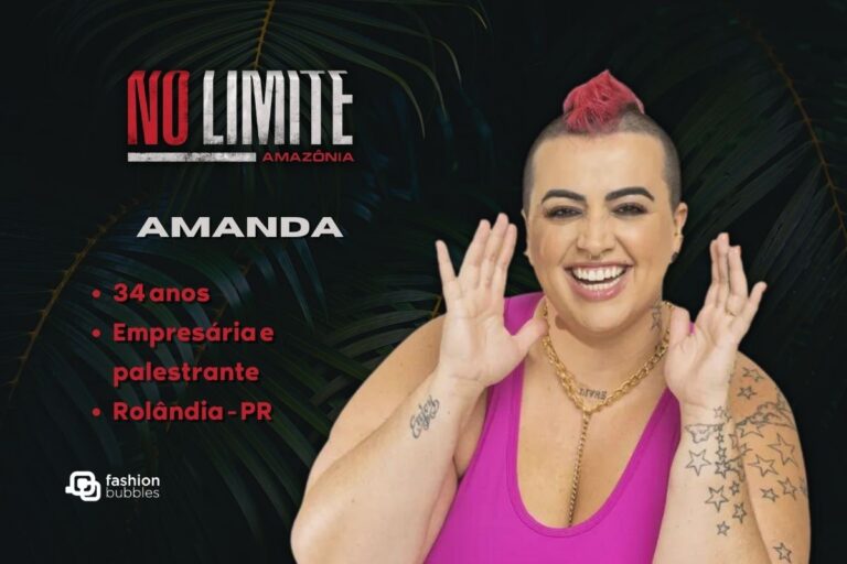 Amanda Momente com camisa rosa com fundo preto