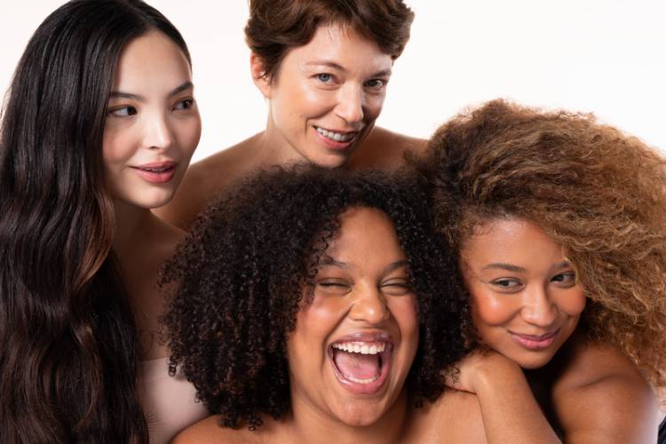 4 mulheres de cores de pele diferentes usando Corretivo True Clean da CARE Natural Beauty