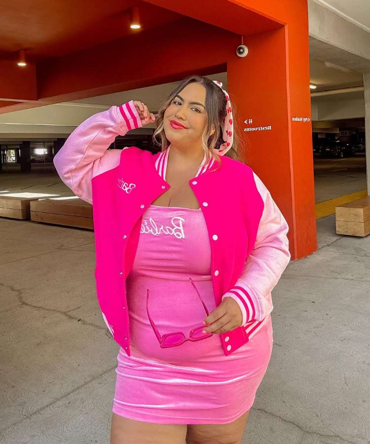 Mulher com vestido da Barbie + jaqueta pink