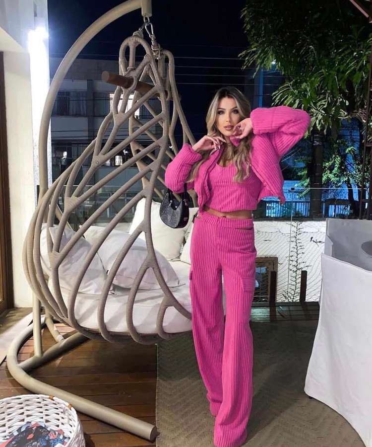 Mulher com look barbiecore: cropped, jaqueta e calça