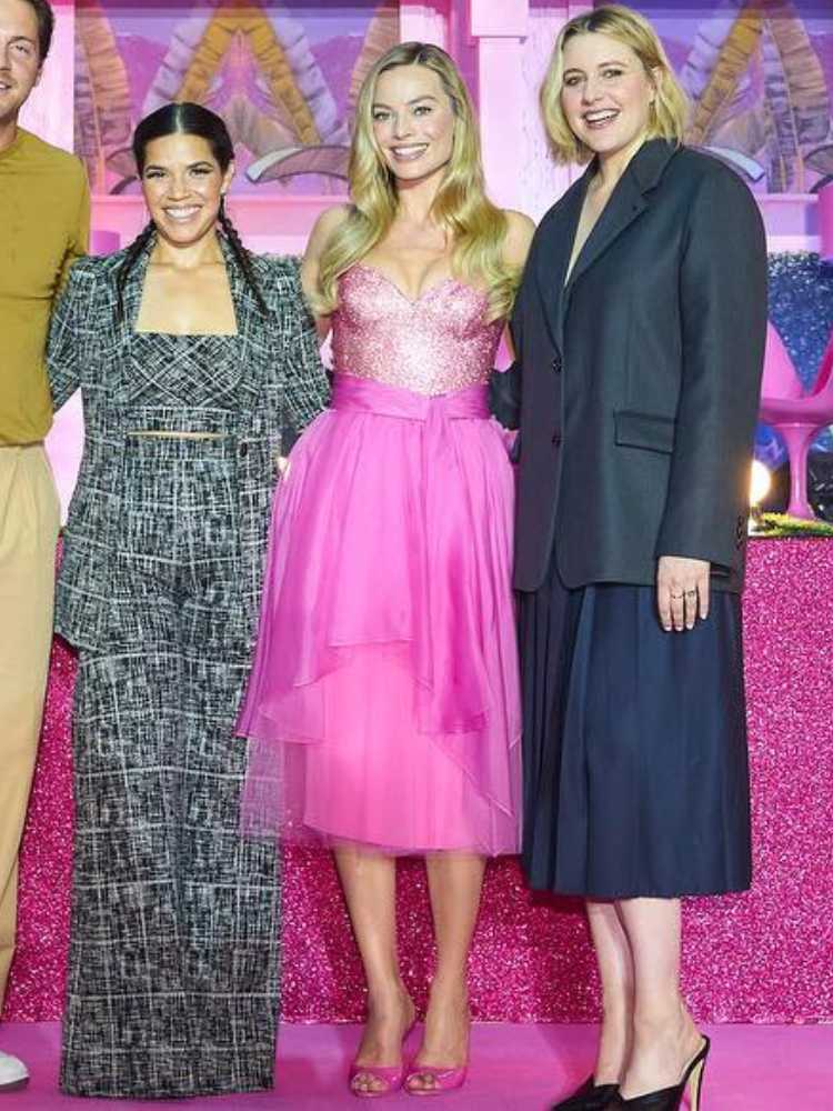 Looks Margot Robbie Barbie "Day-to-night" de 1985: atriz usa vestido pink e está acompanhada de outras atrizes