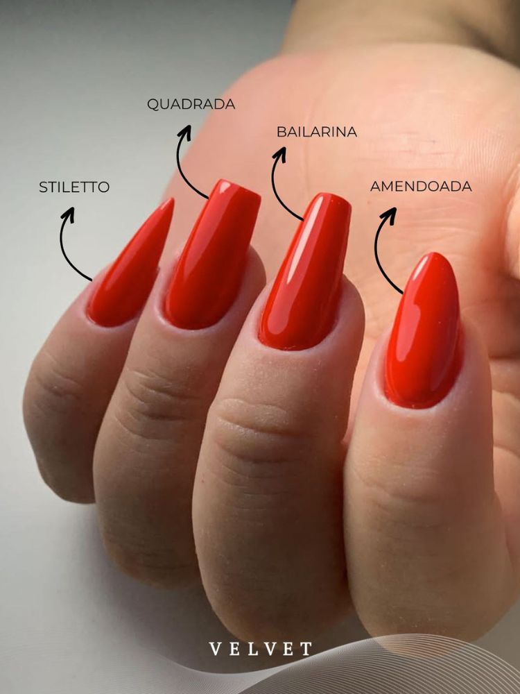 Pessoa de pele clara com unha vermelha em um formato por dedo. O dedinho é stiletto, o anelar é quadrado, o dedo do meio é bailarina e o indicado é almond