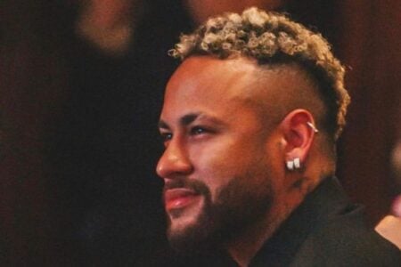 Neymar bate foto como modelos em balada em Ibiza