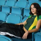 Foto de Jade Picon usando look Brazilcore, roupa verde e amarela, na Copa do Mundo 2026