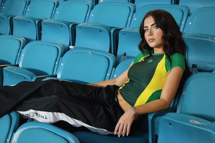 Foto de Jade Picon usando look Brazilcore, roupa verde e amarela, na Copa do Mundo 2026