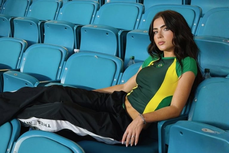 Foto de Jade Picon usando look Brazilcore, roupa verde e amarela, na Copa do Mundo 2026