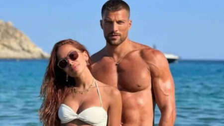 Anitta e Simone Susinna em clima de romance na Grécia
