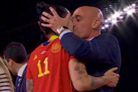 Presidente da Federação Espanhola beija jogadora e pode ficar inelegível por 15 anos