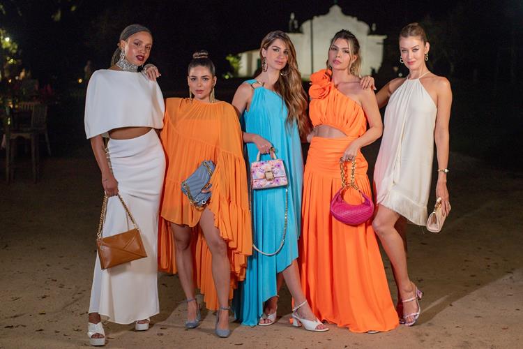 cinco mulheres com vestidos e bolsas coloridas de Jorge Bischoff
