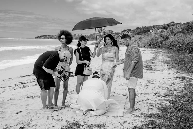foto de bastidores na praia da nova campanha de JORGE BISCHOFF