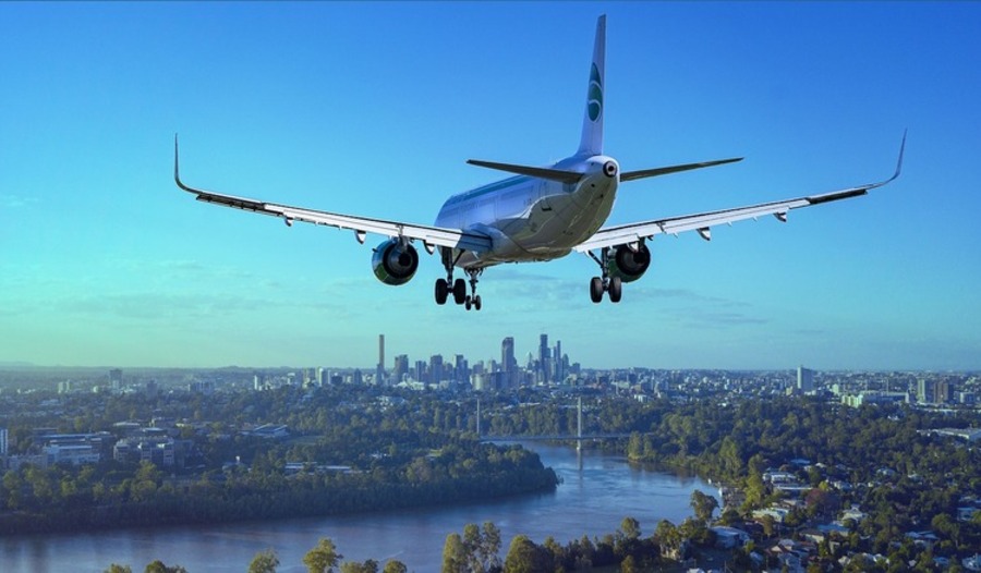 avião sobrevoando uma cidade