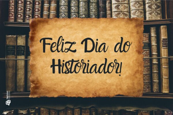 fundo de estante de livros com pergaminho que diz feliz Dia do Historiador