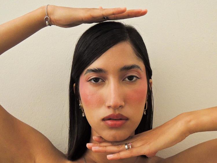 mulher com strawberry makeup