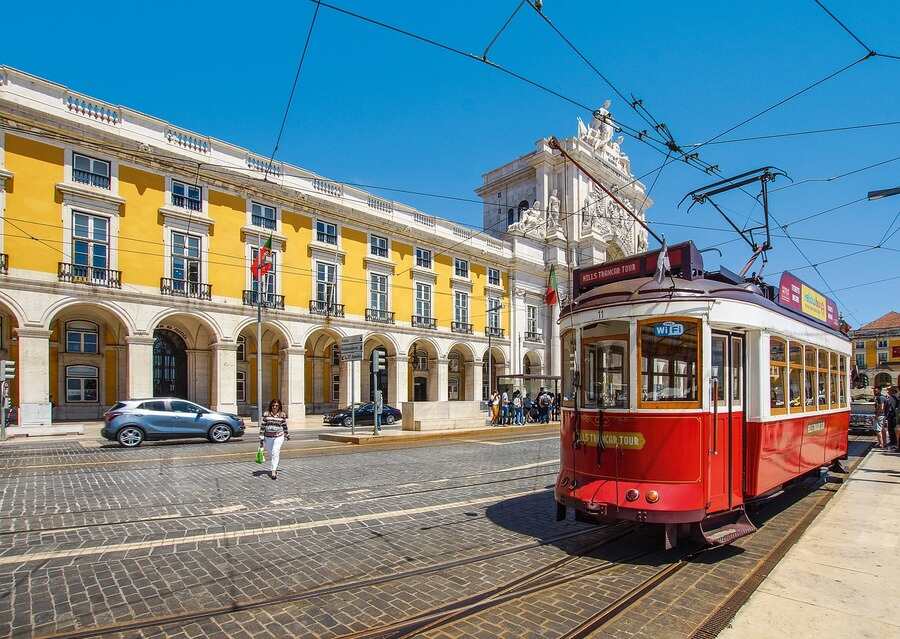 Bondinho passando no centro de Lisboa