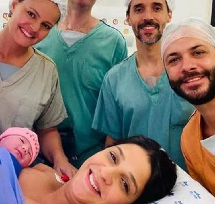 Ana Carolina Oliveira dá a luz