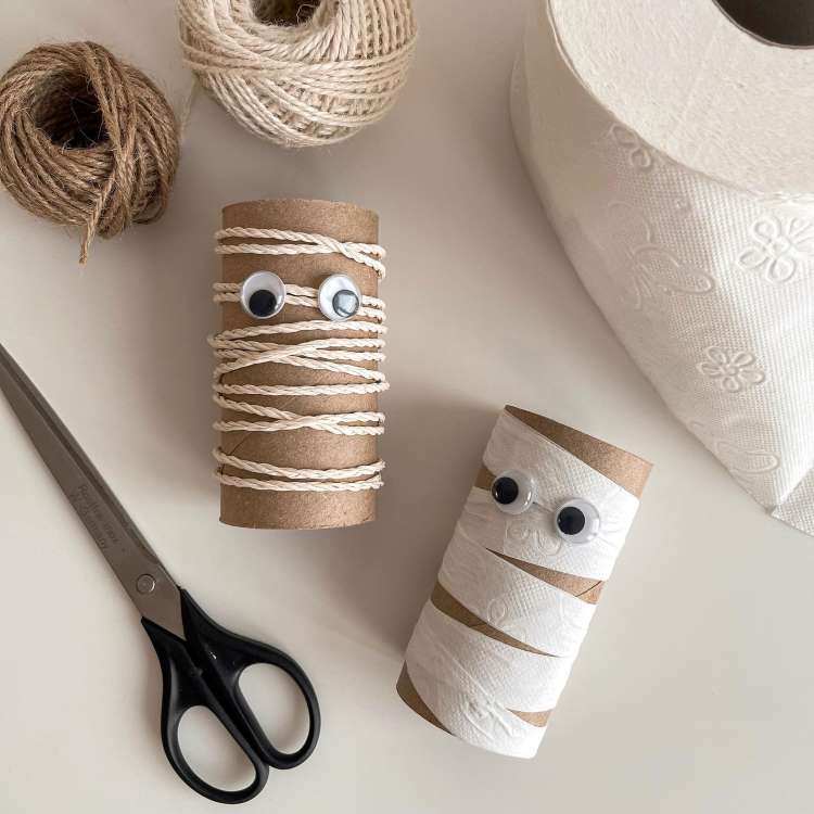 Múmias feitas com rolo de papel higiênico, olhos, e basrbante