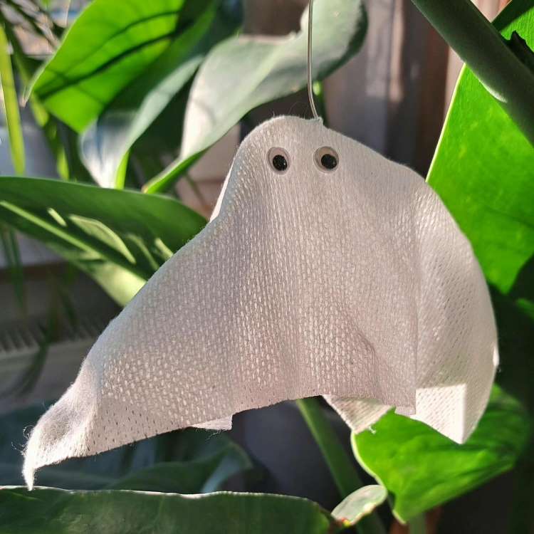 Fantasma para decorar Halloween feito com papel toalha, olhos fake e arame