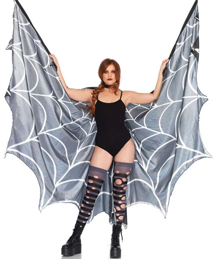 Mulher fantasiada usando capa de teia de aranha para o Halloween