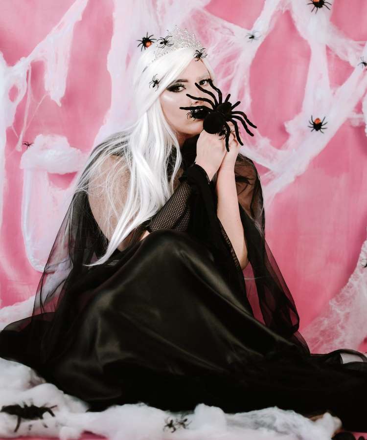 Fantasia de aranha, mulher com aranhas pelo cabelo, rosto e corpo