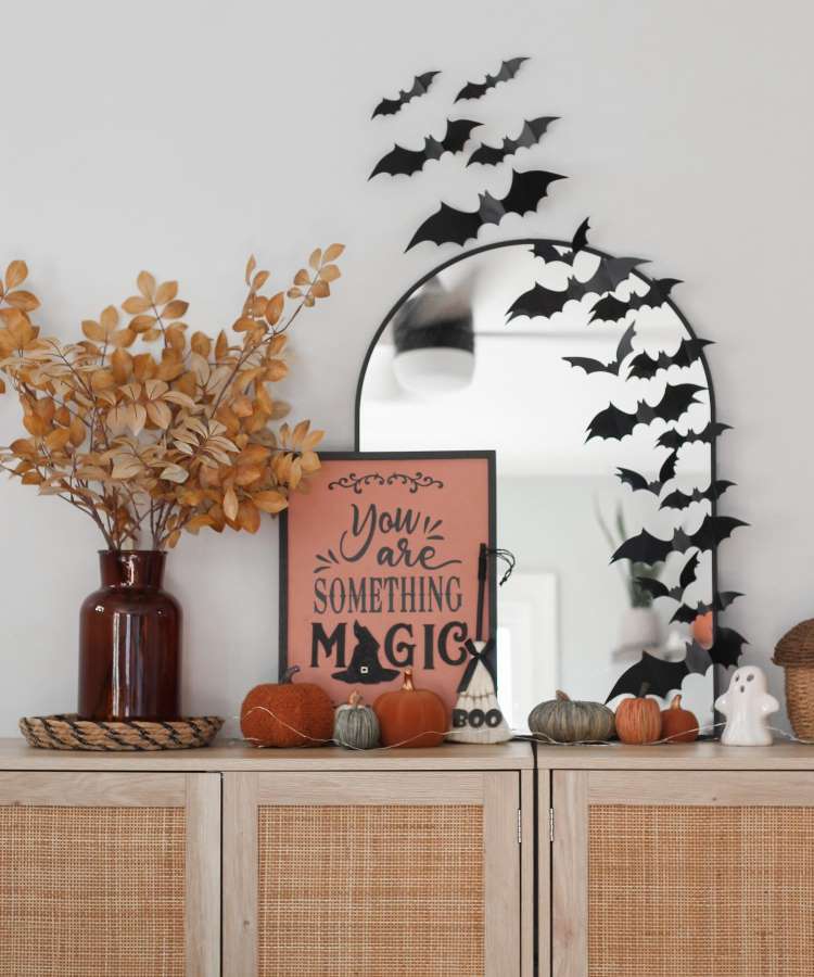 Espelho decorado com morcegos de papel para o Halloween
