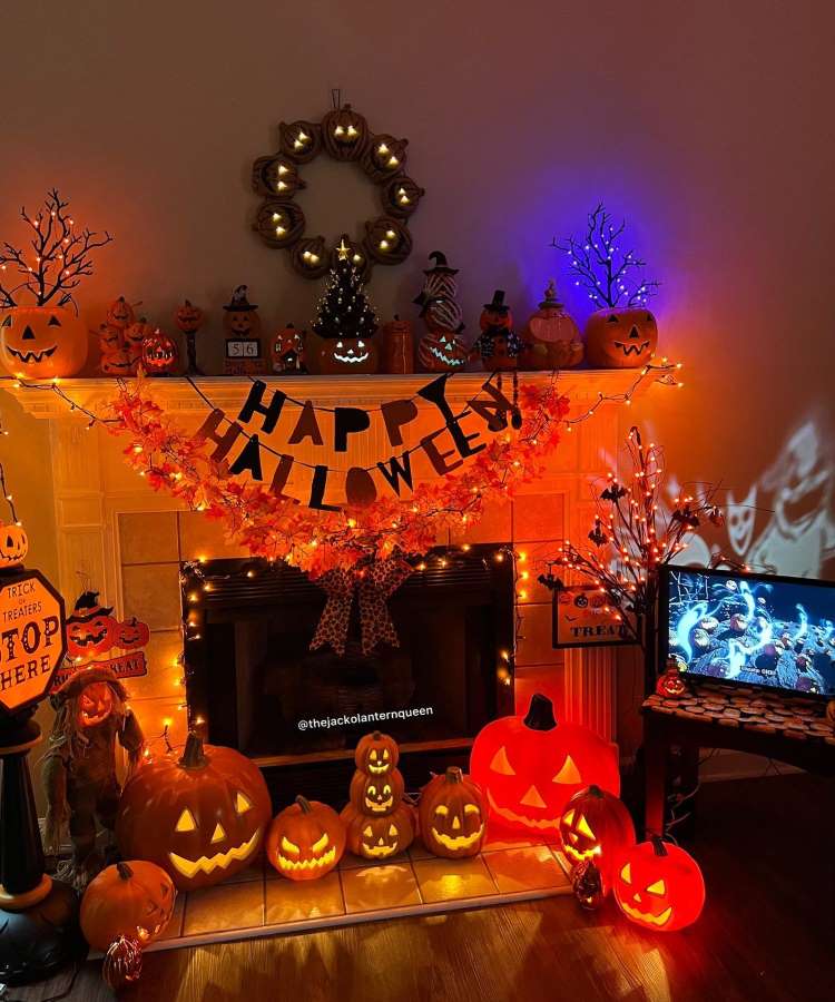 Lareira decorada de Halloween, com abóboras e muitas luzes pisca-pisca