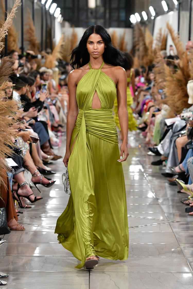 modelo com vestido longo verde