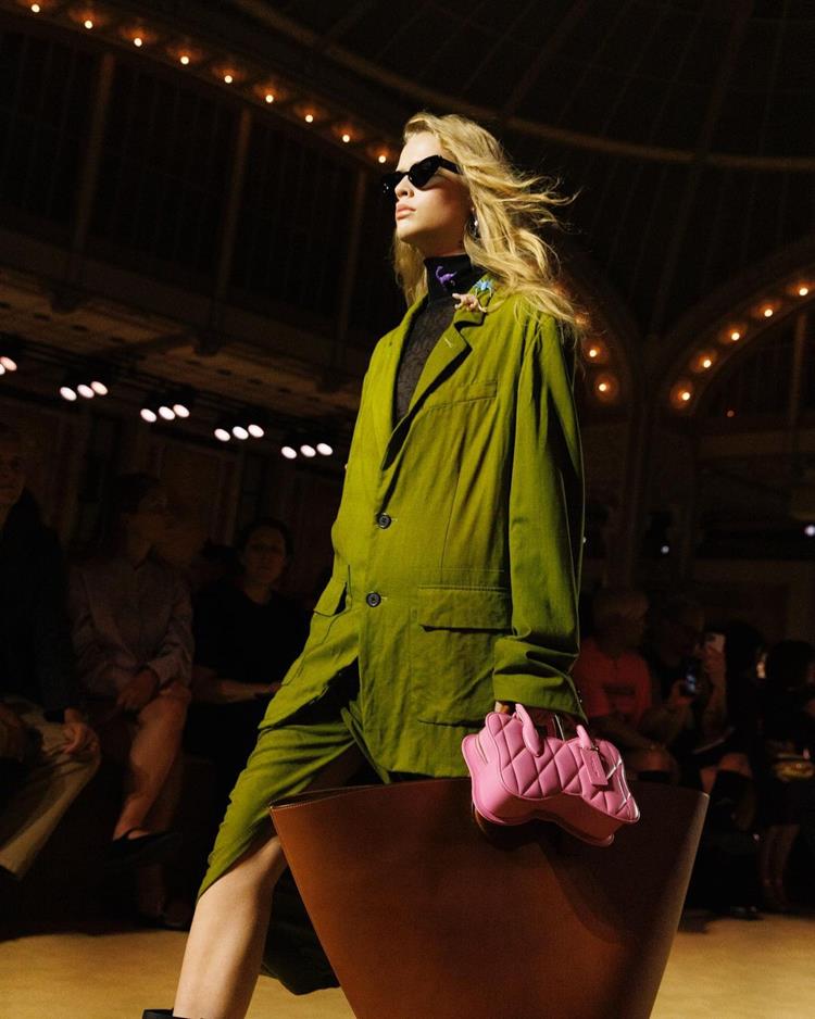 modelo com conjunto alfaiataria verde, saia e blazer