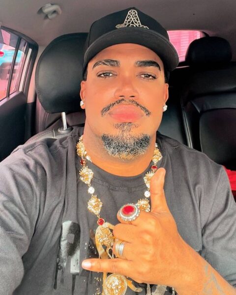 Selfie de Tonzão Chagas no carro com diversas jóias de ouro