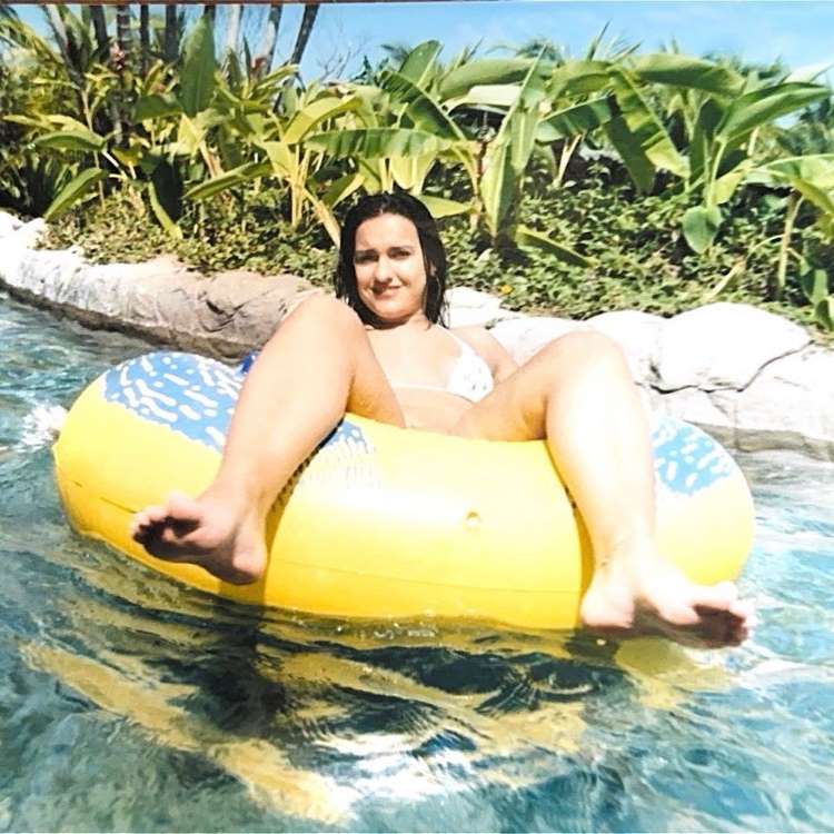 Kamila Simioni antes e depois. Foto da peoa de A Fazenda 15 em 1998, aos 13 anos, em boia amarela em piscina. 