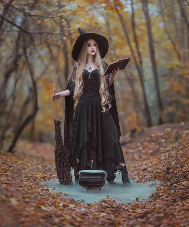 Fantasia de bruxa, vestido preto, capa preta e chapéu preto pontudo