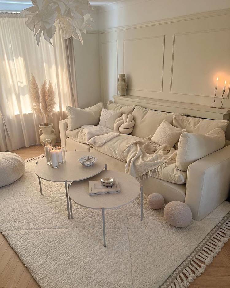 Sala completamente off-white, sofá, tapete, paredes, objetos, tudo na mesma tonalidade - cores para sala
