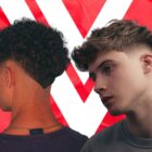 Dois rapazes com corte de cabelo em V masculino em fundo vermelho