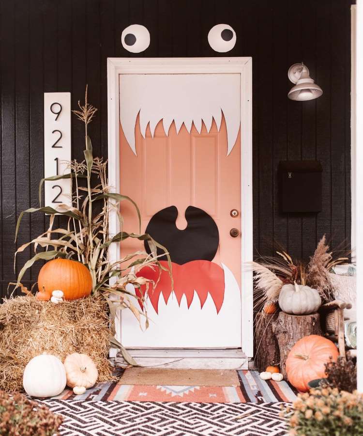 Decoração de porta Halloween com boca de monstro, feno, abóboras