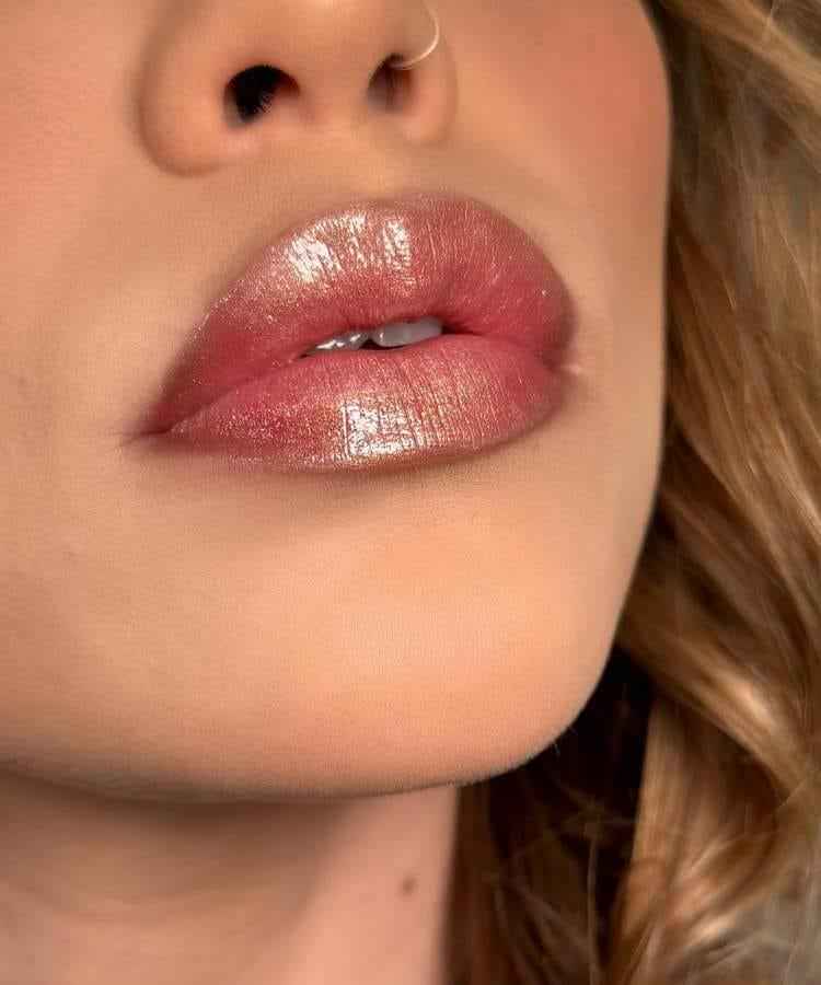 foto de lábios rosados e brilhosos com efeito diamond lips