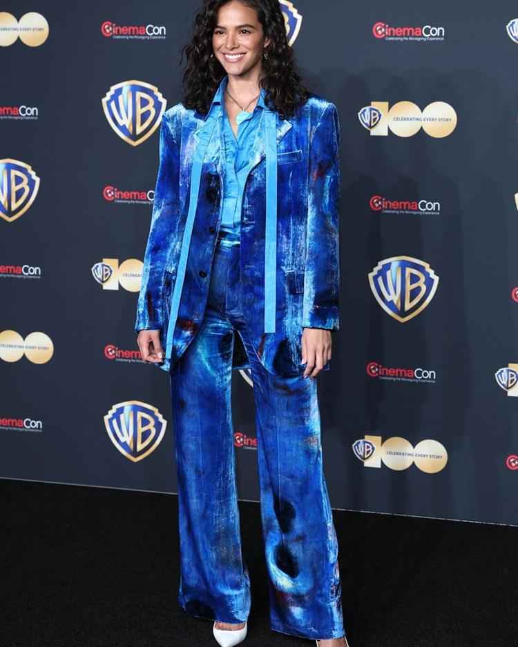 Bruna Marquezine com terno de veludo azul