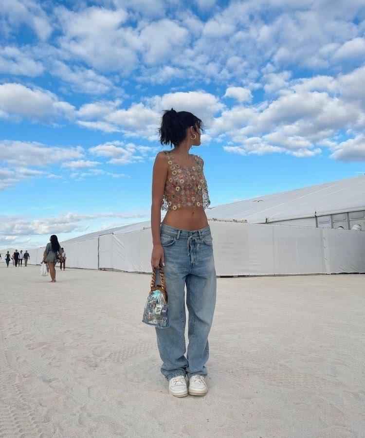 Bruna Marquezine com regata transparente de flores e calça jeans larga de cintura baixa