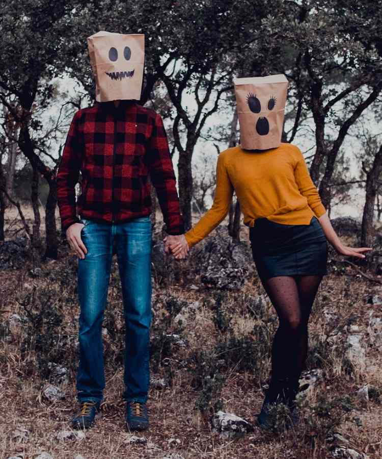 Fantasia de casal para o Halloween: Saco de papel com caras assustadoras