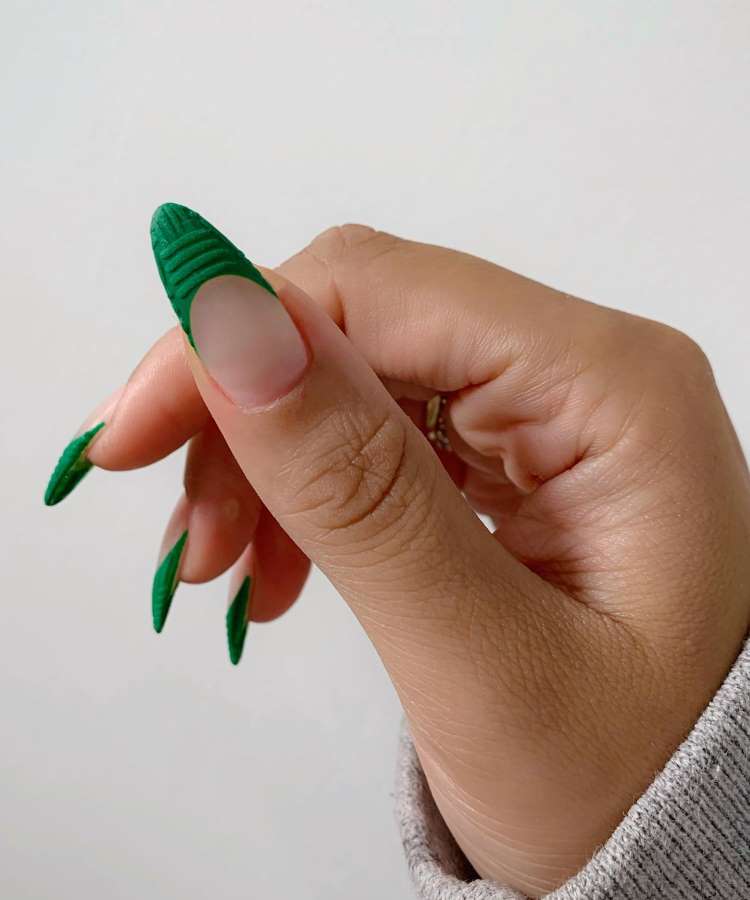 Nail art francesa texturizada verde